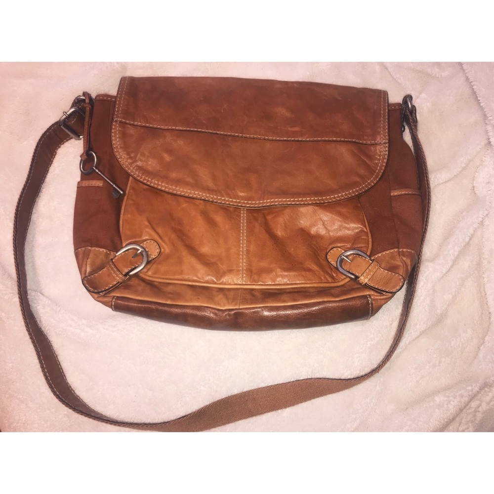 EUC Leather Fossil Crossbody bag